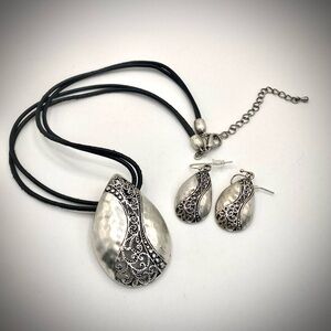 Premier Designs Silver Hammered Pendant 20” Cord Necklace with matching earrings